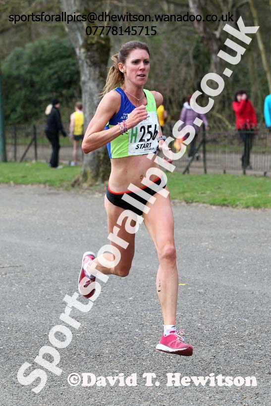 Katie Brough (Vale Royal) on the 6th leg of the senior womens 6 stage relay, 2014 Northern 12 and 6 Stage Relays, Heaton Park, Manchester. Photo: David T. Hewitson/Sports for All Pics